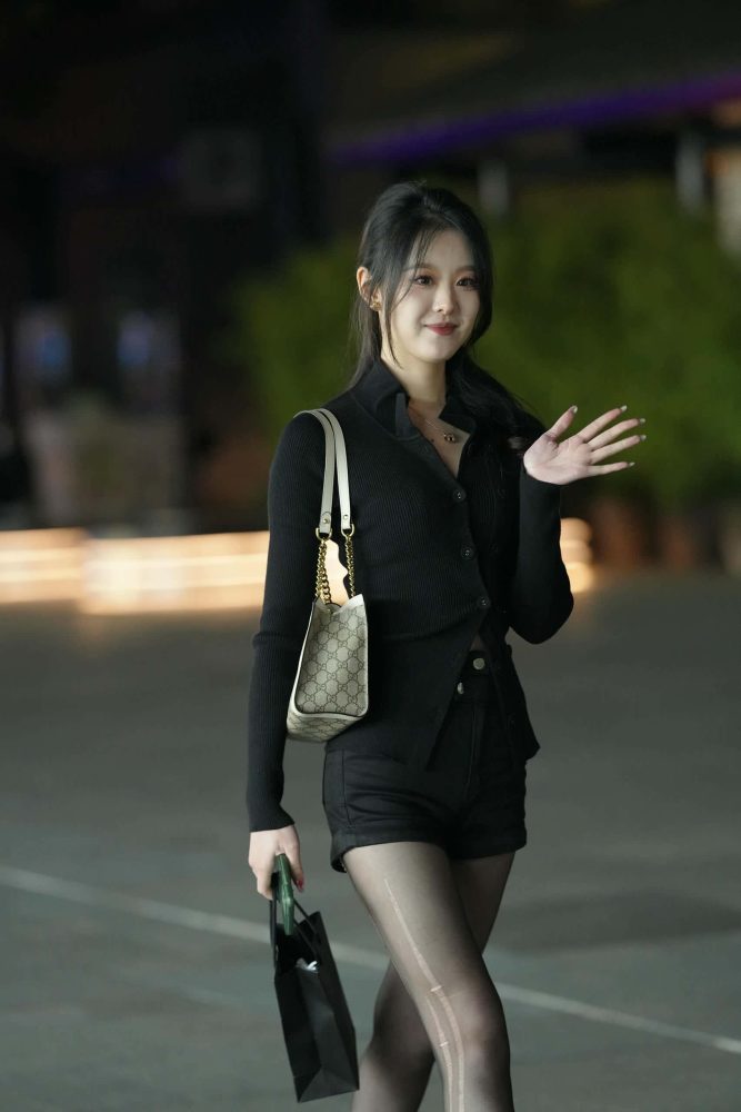 P0240 穿黑丝的清纯小姐姐【176P】2.7GB-素人网